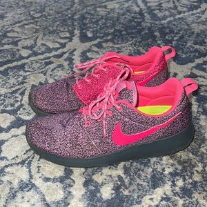 Women’s NIKE purple and pink tennis shoes! Size 8 - euro 39.